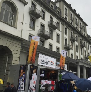 SwissCity Marathon Lucerne vom 26.10.2014 - Startnummernausgabe beim Hotel Schweizerhof